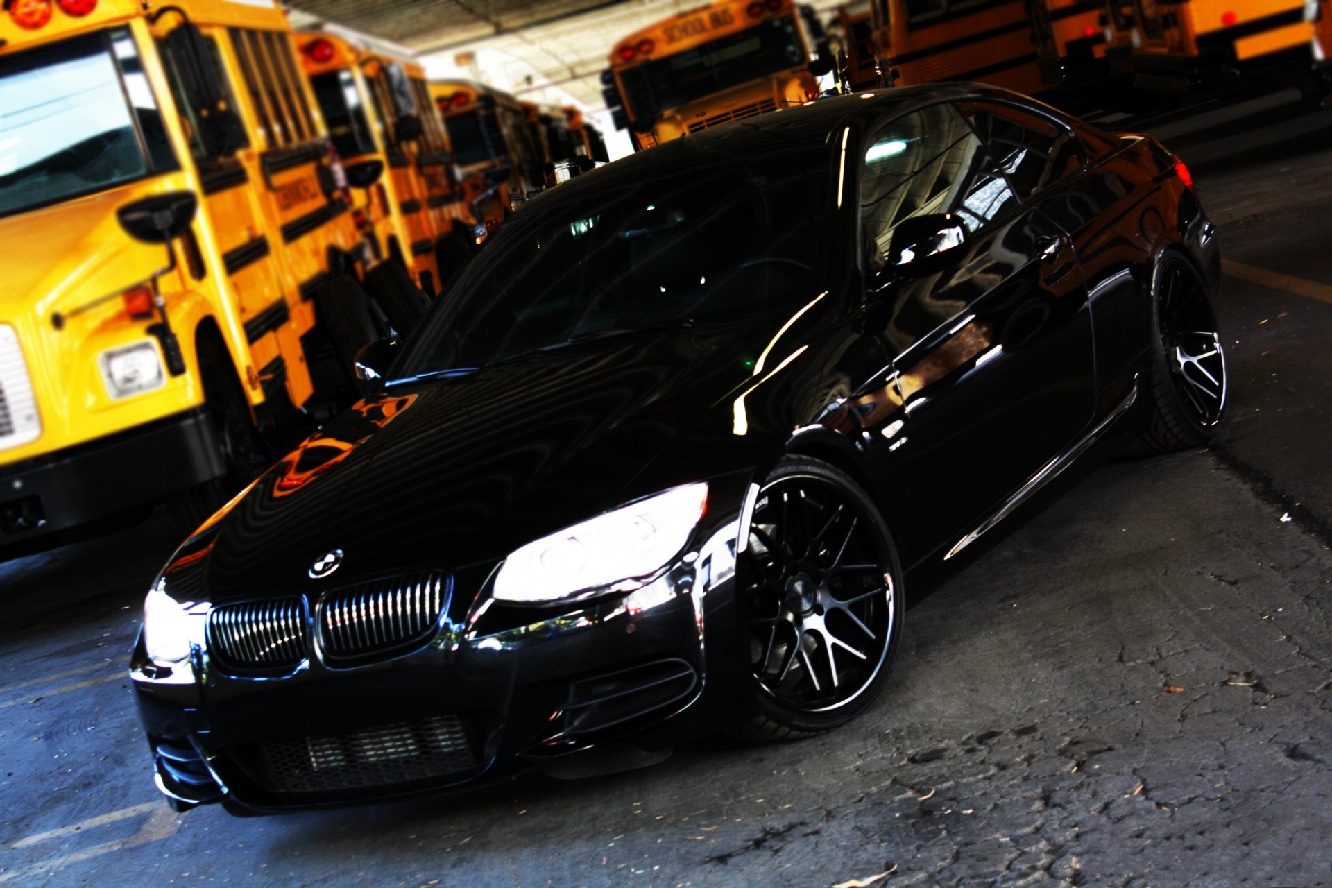 bmw 335i negro bmw vista frontal faros autobús escolar