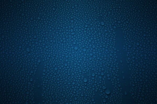 Gotas transparentes azules en el vidrio