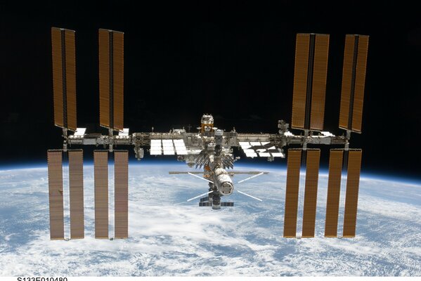Estación espacial en la inmensidad del espacio