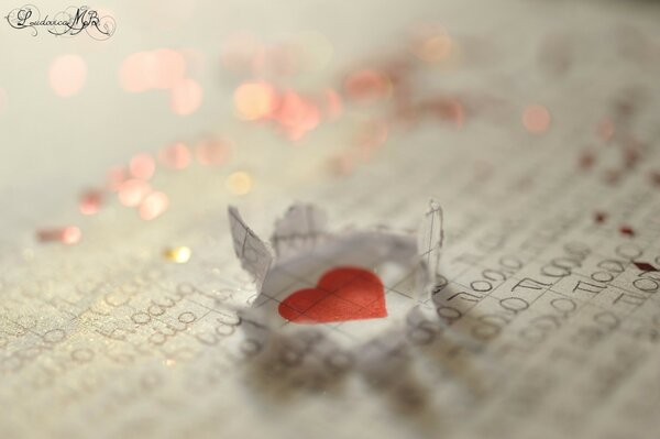 Corazón de papel en una hoja
