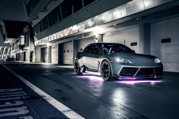Hermosa Mazda RH-8 en el camino de la noche