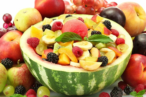 Bayas y frutas surtidas para el estado de ánimo de verano