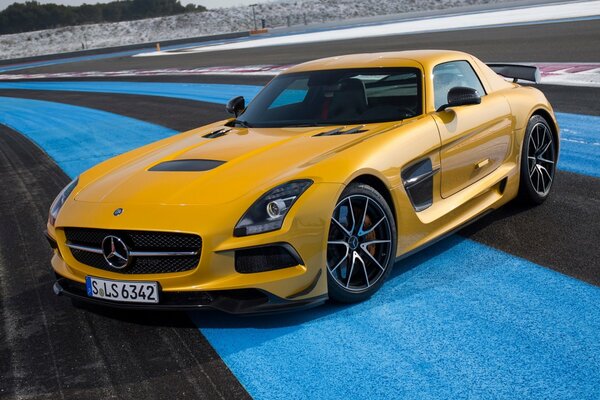 Mercedes amarillo en la pista de carreras