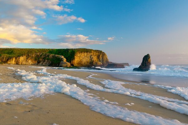 Costa del océano, rocas en espuma