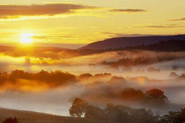 Una relajante puesta de sol en el valle de las nieblas