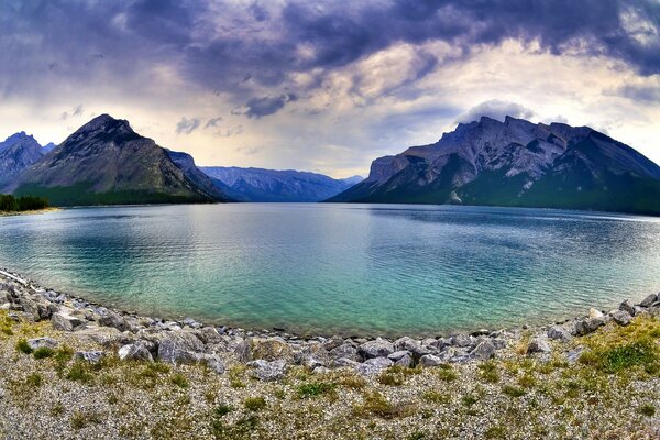 Tormentas de cerveza en el lago Alberta en Canadá