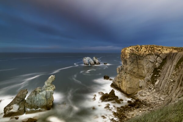 El acantilado de mroy con el cielo azul