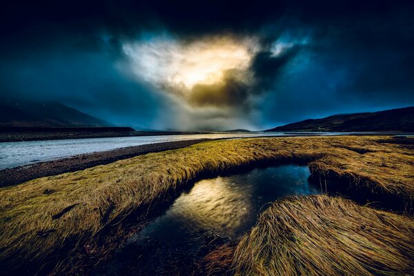Río nocturno y nubes densas