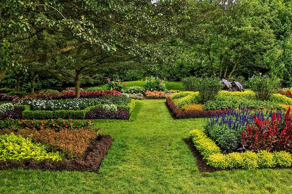 Parterres lisos con flores en Kenneth Square