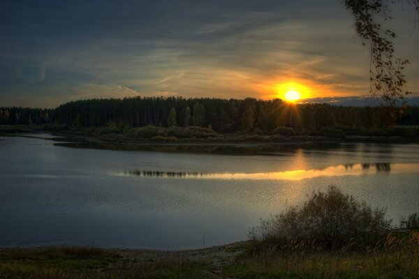 Puesta de sol de otoño en el río