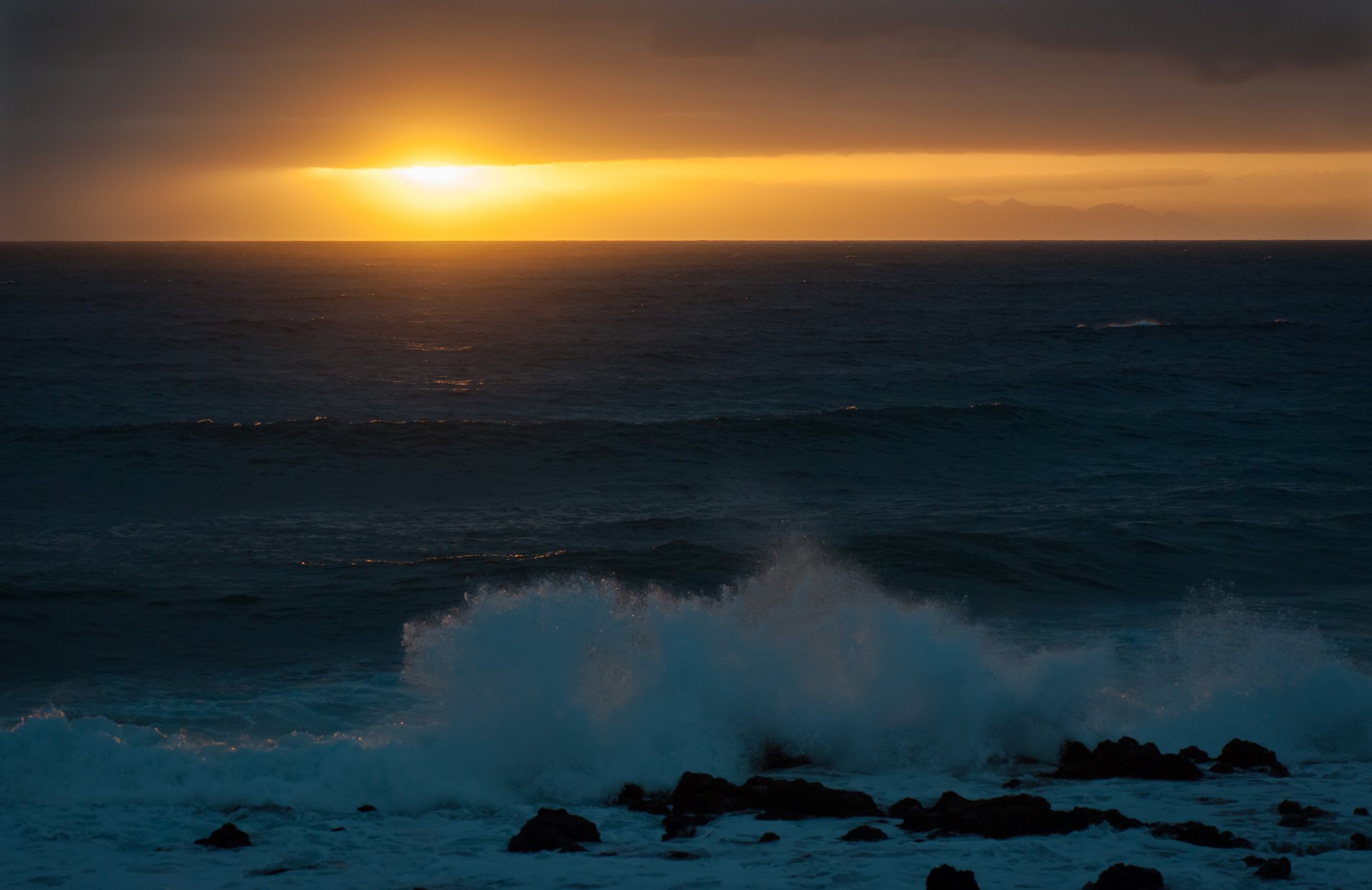 mar piedras olas puesta de sol sol