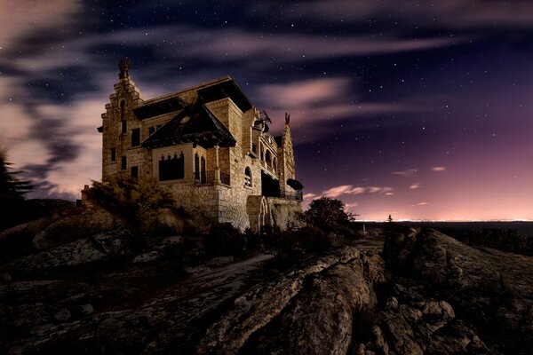 Castillo antiguo contra el cielo nocturno