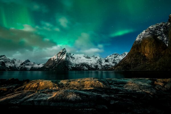 En Noruega por la noche en las montañas de la Aurora boreal