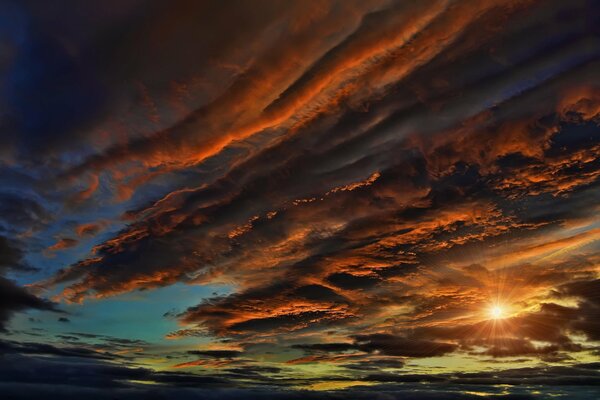 Cielo al atardecer con pintorescas nubes ardientes