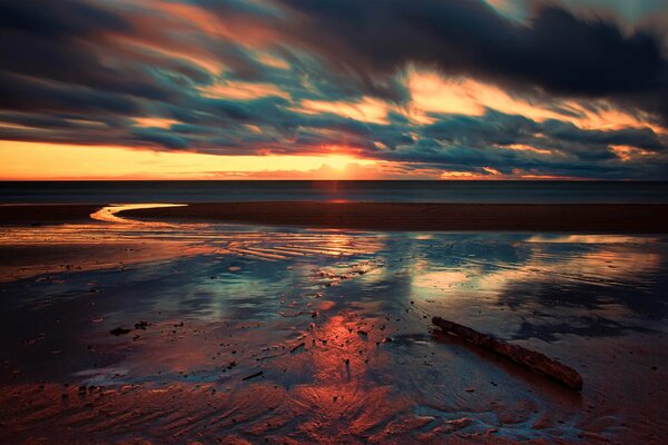 Puesta de sol en la orilla del mar