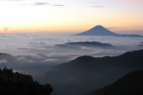 Volcán en las nubes. Fujiyama. Japón