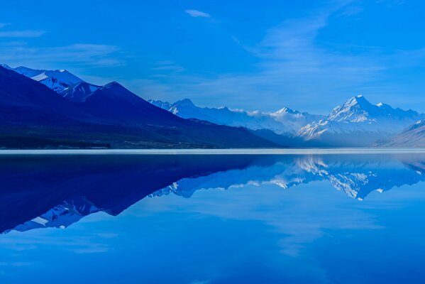 Reflejo de las montañas y el cielo en el lago Pukaki