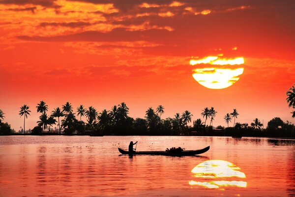 Barco en el río en una hermosa puesta de sol