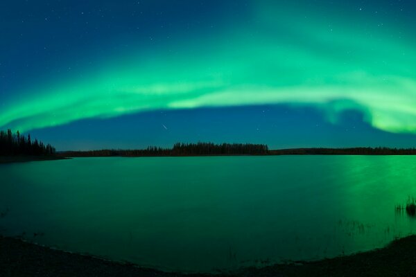 La fascinante Aurora boreal junto al río