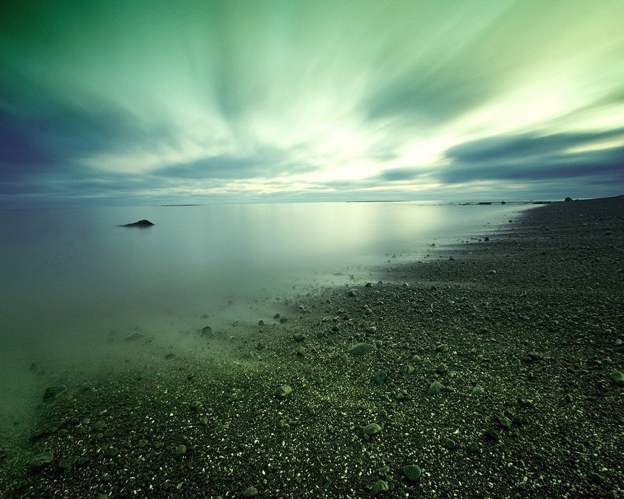 costa piedras agua nubes