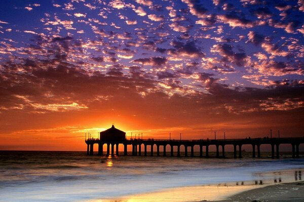 Increíble belleza puesta de sol en una playa de California