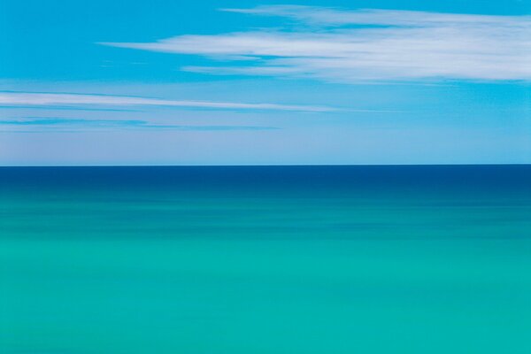 La línea del horizonte y el mar azul con escombros