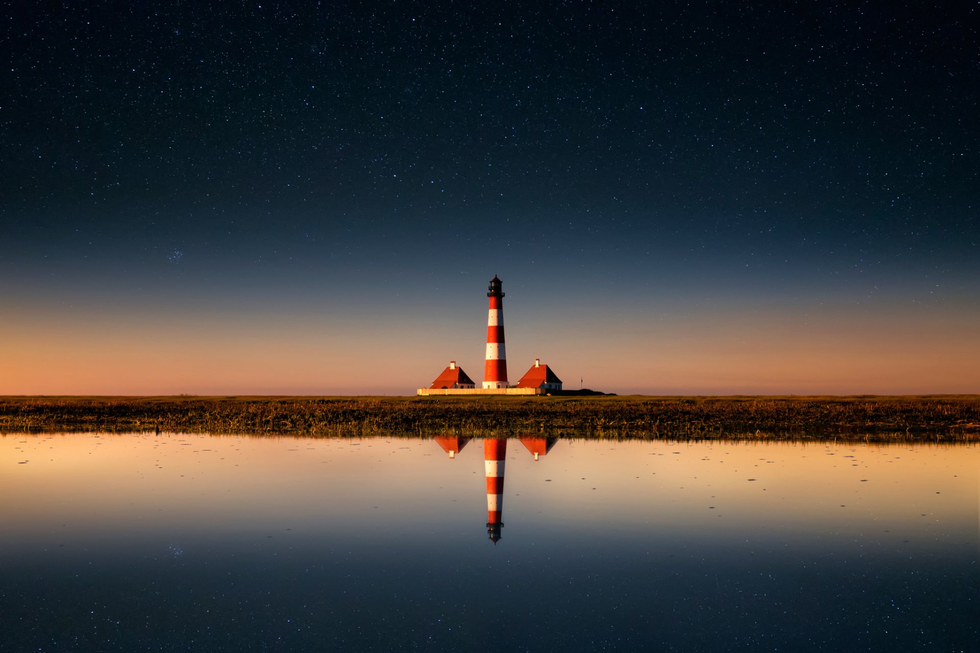 faro cielo reflexión
