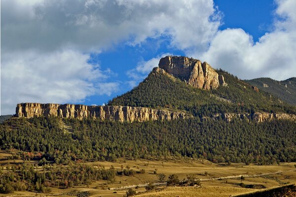 Cordillera en el valle de los bosques
