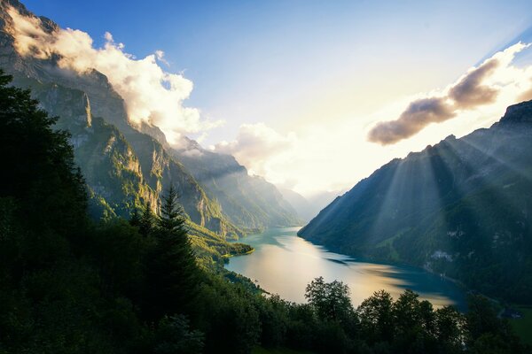 Lago natural klontalersee en Suiza