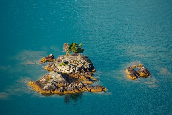 Superficie de agua con rocas