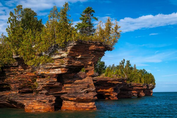 Maravillosas rocas sobre el mar azul