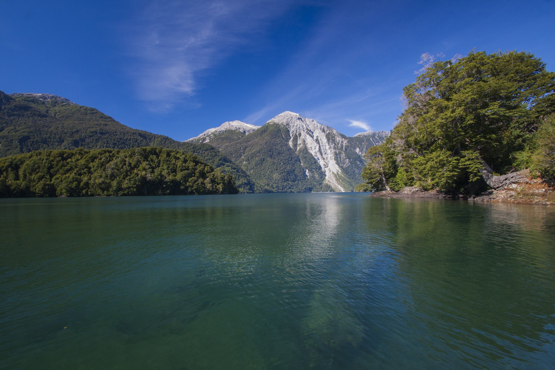 cielo nubes montañas pendiente bosque árboles nieve lago