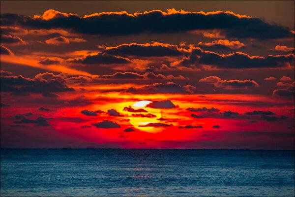 Puesta de sol roja en el mar en Crimea