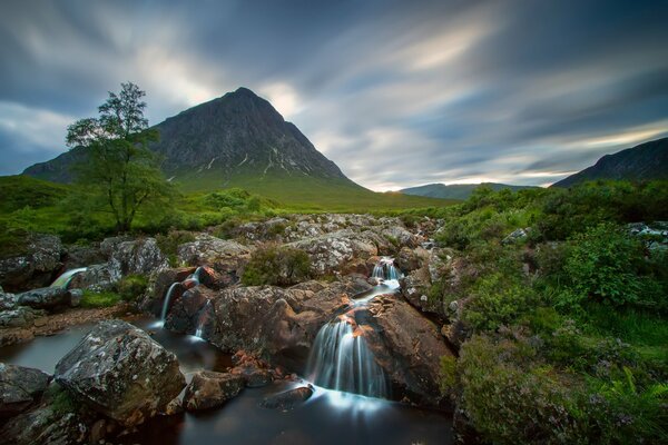 Hermoso paisaje de Escocia con un río y una cascada