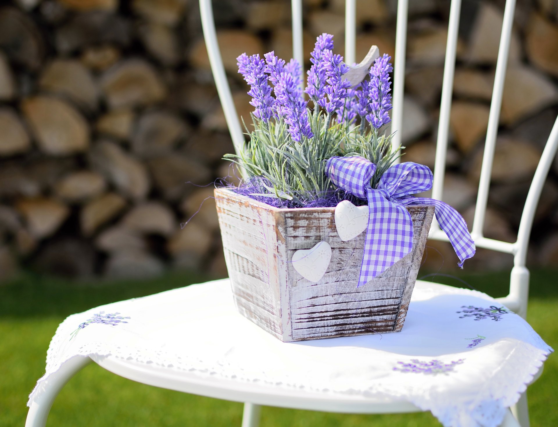 silla flores lavanda corazones cinta arco