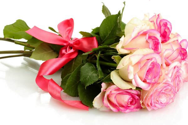 Ramo de rosas blancas, atado con una cinta rosa