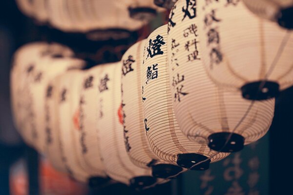 Linternas chinas con caracteres
