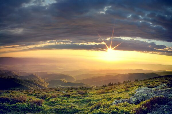 Verdes colinas al atardecer