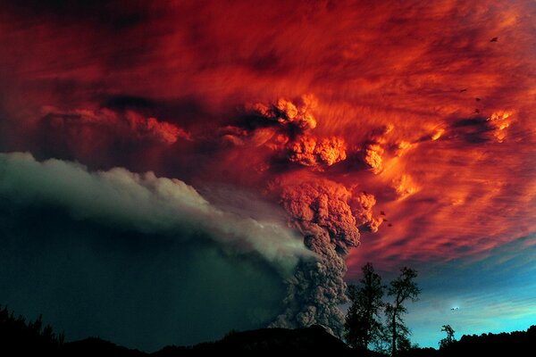 Erupción volcánica en el cielo rojo