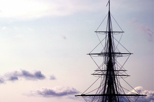 El mástil de la nave contra las nubes