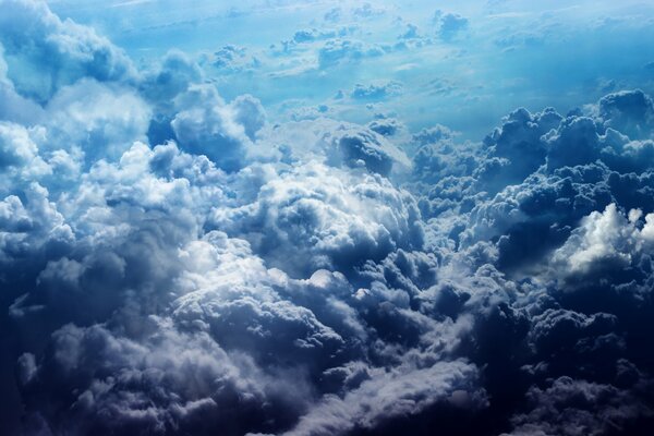Nubes cirros en el cielo azul