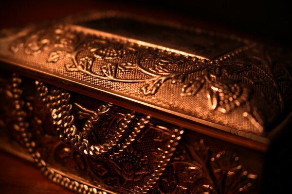 Caja de oro. Cadenas y otras joyas