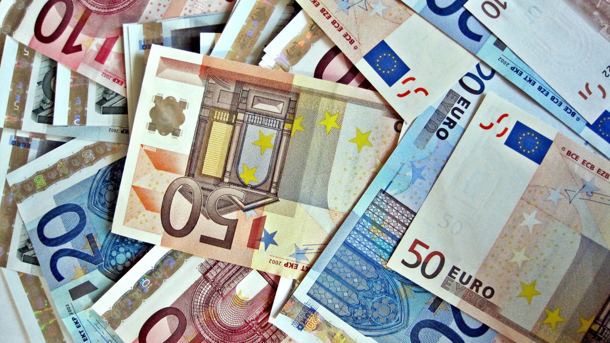 dinero euro moneda billetes macro