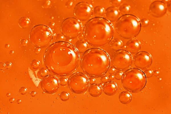 Burbujas sobre fondo naranja