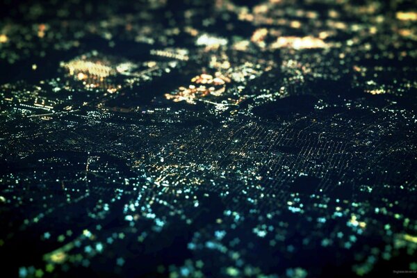 Luces y luces de la ciudad nocturna en una foto panorámica
