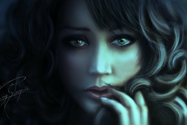 La triste mirada de una morena de ojos verdes