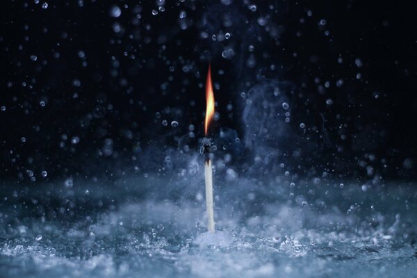 Fuego del fósforo en espray de agua