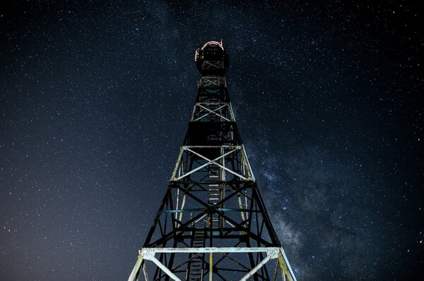Torre de metal en el fondo de la vía láctea