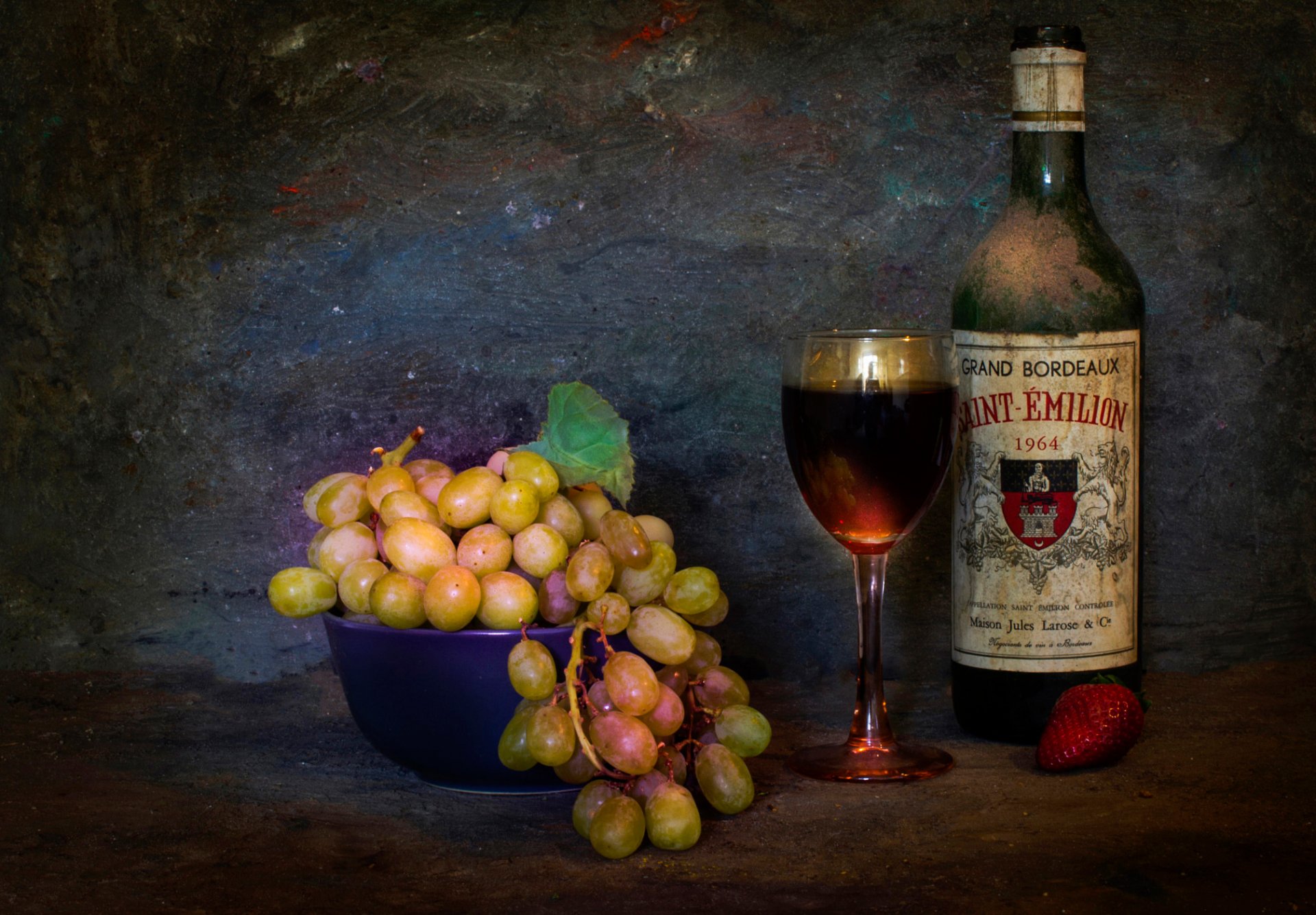 vinum essentia datos actuales uva racimo botella copa de vino naturaleza muerta