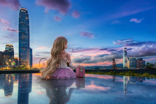 Hermosa muñeca en el fondo de una gran ciudad